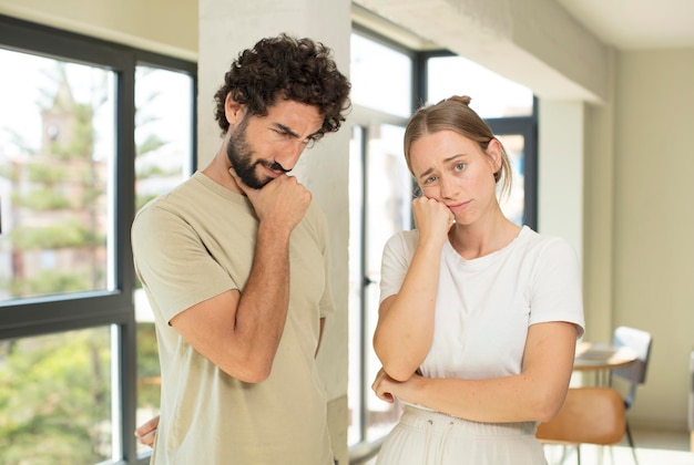 Sentir-se triste e estressado chateado por causa de uma má surpresa com um olhar negativo e ansioso