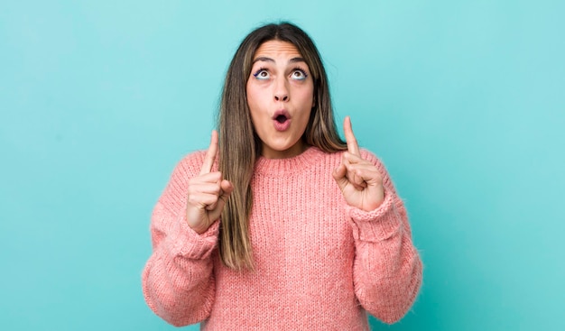 sentirse asombrado y con la boca abierta apuntando hacia arriba con una mirada sorprendida y sorprendida