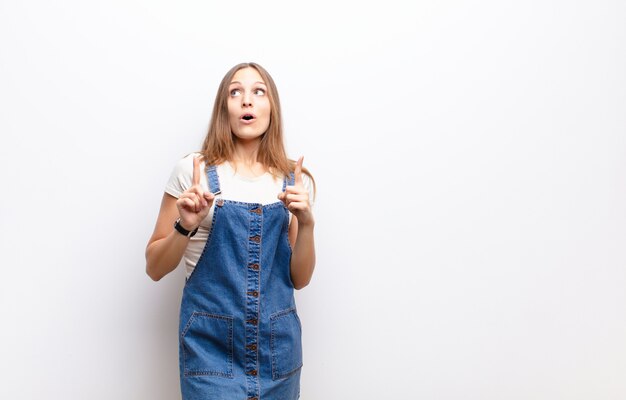 sentirse asombrado y con la boca abierta apuntando hacia arriba con una mirada sorprendida y sorprendida