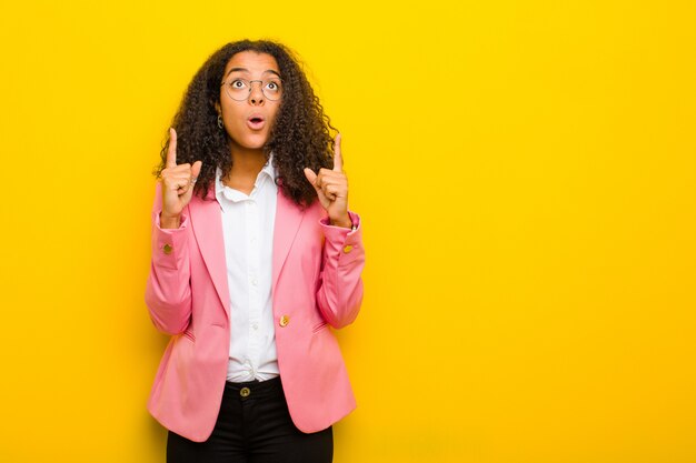 sentirse asombrado y con la boca abierta apuntando hacia arriba con una mirada sorprendida y sorprendida