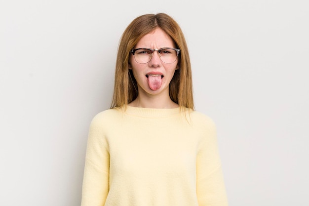 Sentirse asqueado e irritado sacar la lengua no gustarle algo desagradable y asqueroso