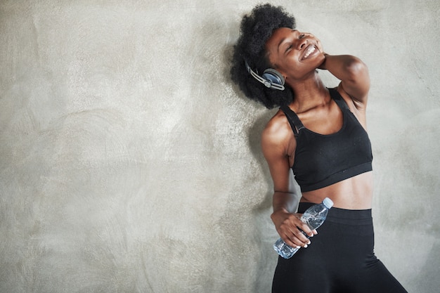 Sentirse bien. Retrato de niña afroamericana en ropa de fitness con un descanso después del entrenamiento