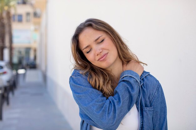 Foto sentirse cansado, estresado, ansioso, frustrado y deprimido, sufriendo de dolor de espalda o cuello.