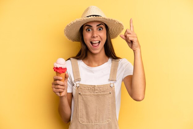 sentirse como un genio feliz y emocionado después de darse cuenta de una idea