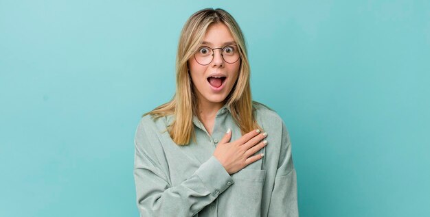 Sentirse conmocionado y sorprendido sonriendo tomándose de la mano feliz de ser el indicado o mostrando gratitud