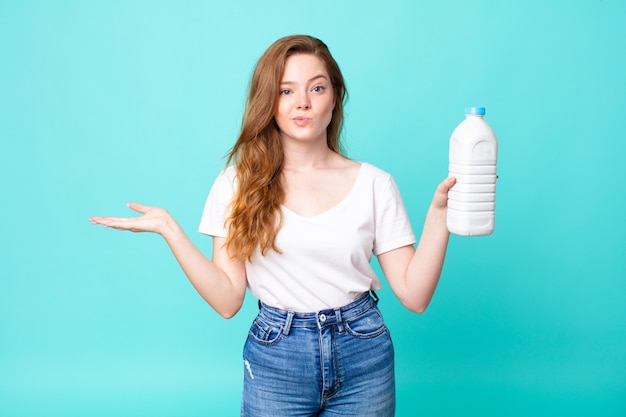 Sentirse desconcertado y confundido y dudar y sostener una botella de leche.