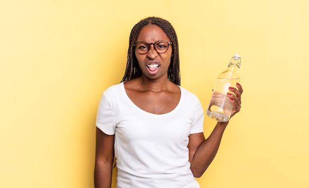 Sentirse disgustado e irritado, sacar la lengua, disgustar algo desagradable y asqueroso. concepto de botella de agua