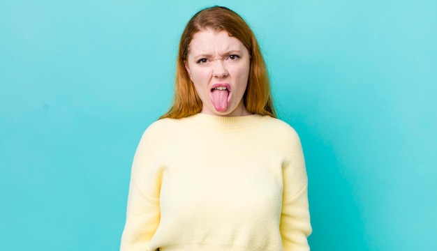 Sentirse disgustado e irritado sacar la lengua no le gusta algo desagradable y asqueroso