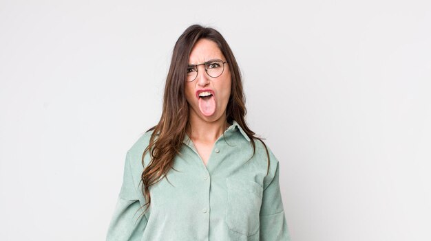 Sentirse disgustado e irritado sacar la lengua no le gusta algo desagradable y asqueroso