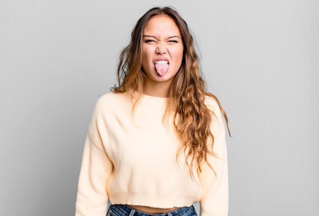Sentirse disgustado e irritado sacar la lengua no le gusta algo desagradable y asqueroso