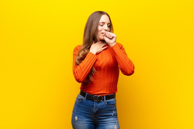 sentirse enfermo con dolor de garganta y síntomas de gripe, tos con la boca cubierta