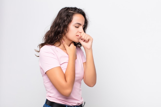 sentirse enfermo con dolor de garganta y síntomas de gripe, tos con la boca cubierta