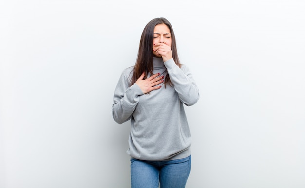 sentirse enfermo con dolor de garganta y síntomas de gripe, tos con la boca cubierta