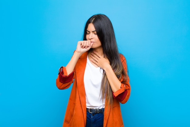 sentirse enfermo con dolor de garganta y síntomas de gripe, tos con la boca cubierta