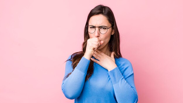 sentirse enfermo con dolor de garganta y síntomas de gripe tos con la boca tapada