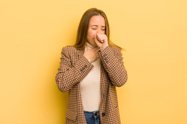 sentirse enfermo con dolor de garganta y síntomas de gripe tos con la boca tapada