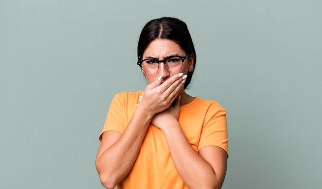 sentirse enfermo con dolor de garganta y síntomas de gripe tos con la boca tapada