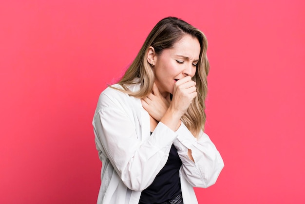 sentirse enfermo con dolor de garganta y síntomas de gripe tos con la boca tapada