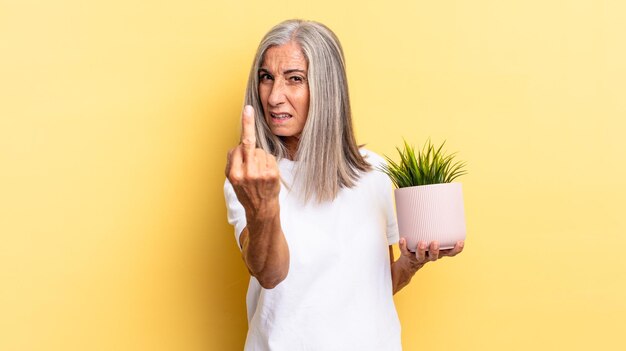 Sentirse enojado, molesto, rebelde y agresivo, mover el dedo medio, contraatacar sosteniendo una planta decorativa