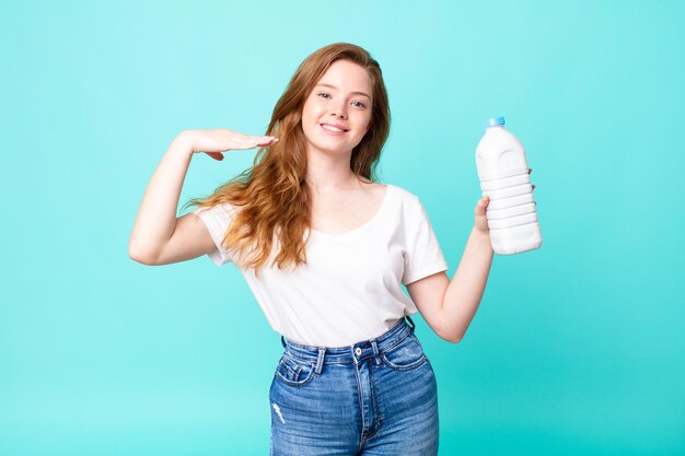 sentirse estresado, ansioso, cansado y frustrado y sosteniendo una botella de leche