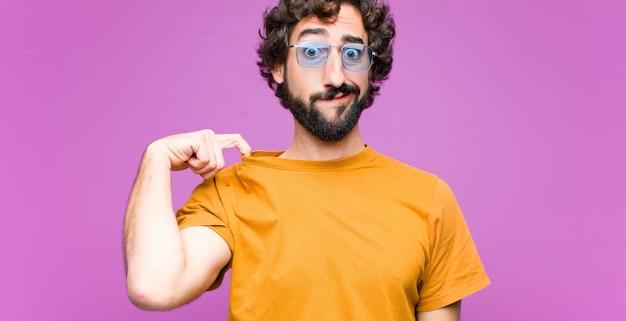 sentirse estresado, ansioso, cansado y frustrado, tirando del cuello de la camisa, luciendo frustrado con el problema