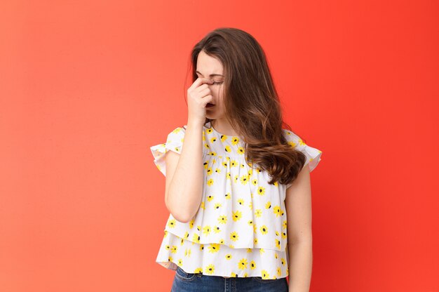 sentirse estresado, infeliz y frustrado, tocar la frente y sufrir migraña de dolor de cabeza intenso