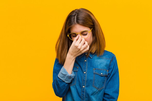 sentirse estresado, infeliz y frustrado, tocar la frente y sufrir migraña de dolor de cabeza intenso