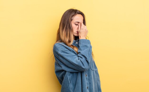 sentirse estresado, infeliz y frustrado, tocarse la frente y sufrir migraña o dolor de cabeza severo