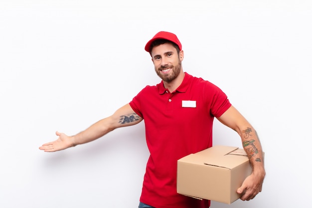 sentirse feliz y alegre, sonreír y darle la bienvenida, invitarlo con un gesto amistoso