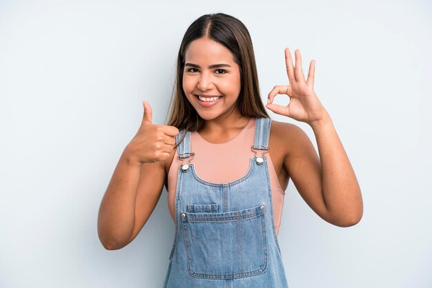 Foto sentirse feliz asombrado satisfecho y sorprendido mostrando bien y pulgares arriba gestos sonriendo