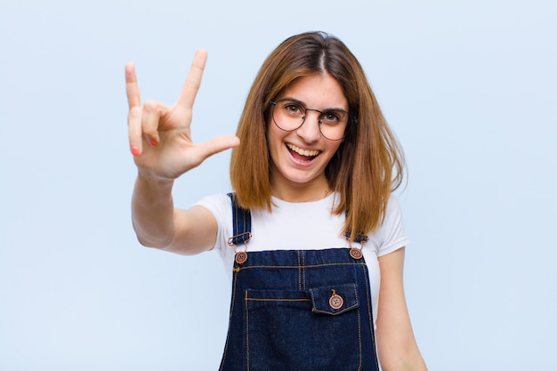 sentirse feliz, divertido, confiado, positivo y rebelde, haciendo carteles de rock o heavy metal con la mano