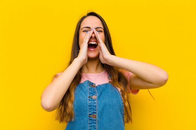 sentirse feliz, emocionado y positivo, gritando con las manos al lado de la boca, gritando