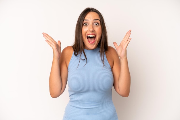 Foto sentirse feliz emocionado sorprendido o conmocionado sonriendo y asombrado por algo increíble