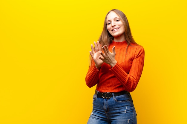 sentirse feliz y exitoso, sonreír y aplaudir, felicitar con un aplauso