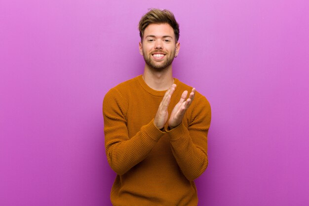 sentirse feliz y exitoso, sonreír y aplaudir, felicitar con un aplauso