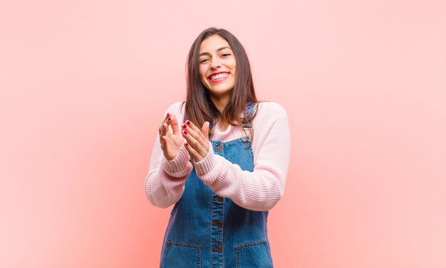 sentirse feliz y exitoso, sonreír y aplaudir, felicitar con un aplauso