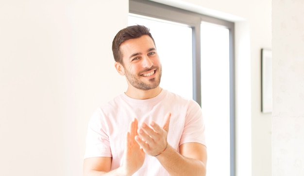 sentirse feliz y exitoso, sonriendo y aplaudiendo, felicitando con un aplauso