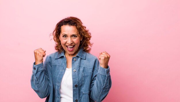 Sentirse feliz, positivo y exitoso celebrando los logros de la victoria o la buena suerte.