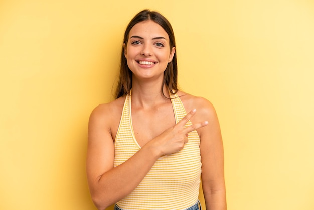 sentirse feliz, positivo y exitoso con la mano haciendo forma de V sobre el pecho que muestra la victoria o la paz