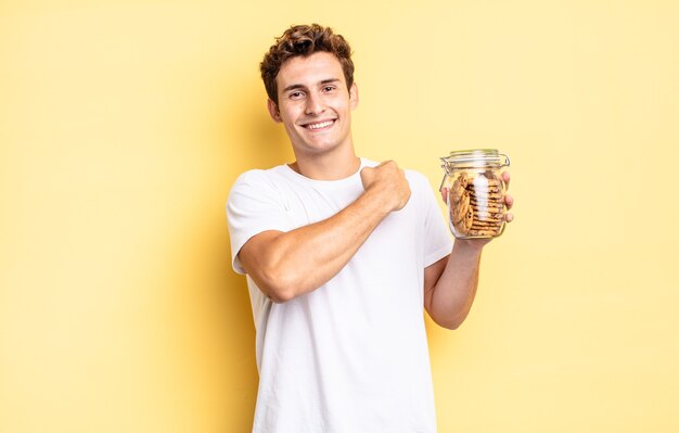 sentirse feliz, positivo y exitoso, motivado al enfrentar un desafío o celebrar buenos resultados. concepto de galletas caseras