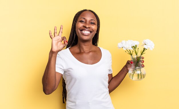 Sentirse feliz, relajado y satisfecho, mostrando aprobación con un gesto aceptable, sonriendo. concepto de flores decorativas