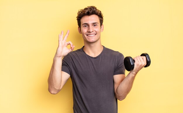 Sentirse feliz, relajado y satisfecho, mostrando aprobación con un gesto aceptable, sonriendo. concepto de mancuernas