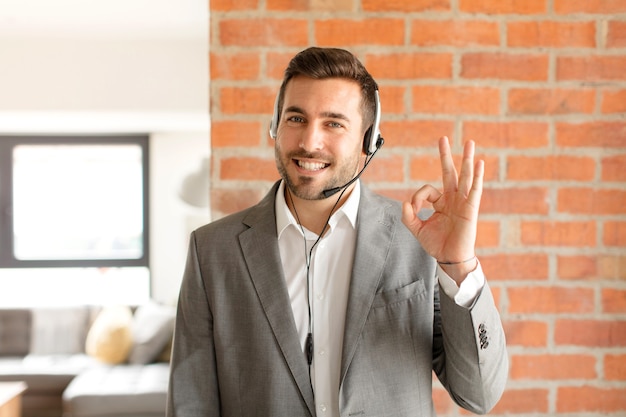 sentirse feliz, relajado y satisfecho, mostrando aprobación con un gesto aceptable, sonriendo