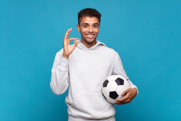 Sentirse feliz, relajado y satisfecho mostrando aprobación con un gesto bien sonriendo