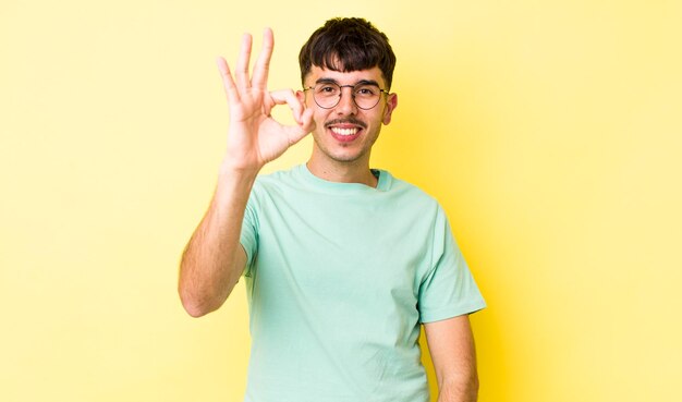 Sentirse feliz, relajado y satisfecho mostrando aprobación con un gesto bien sonriendo