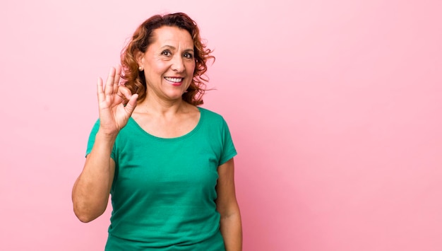 Sentirse feliz, relajado y satisfecho mostrando aprobación con un gesto bien sonriendo