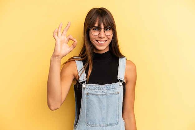 Sentirse feliz, relajado y satisfecho mostrando aprobación con un gesto bien sonriendo