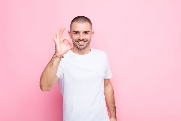 sentirse feliz, relajado y satisfecho, mostrando aprobación con un gesto bien, sonriendo