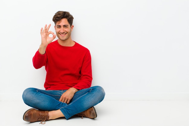 sentirse feliz, relajado y satisfecho, mostrando aprobación con un gesto bien, sonriendo