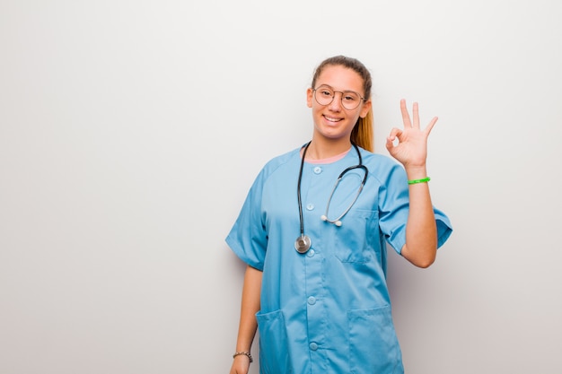 sentirse feliz, relajado y satisfecho, mostrando aprobación con un gesto bien, sonriendo